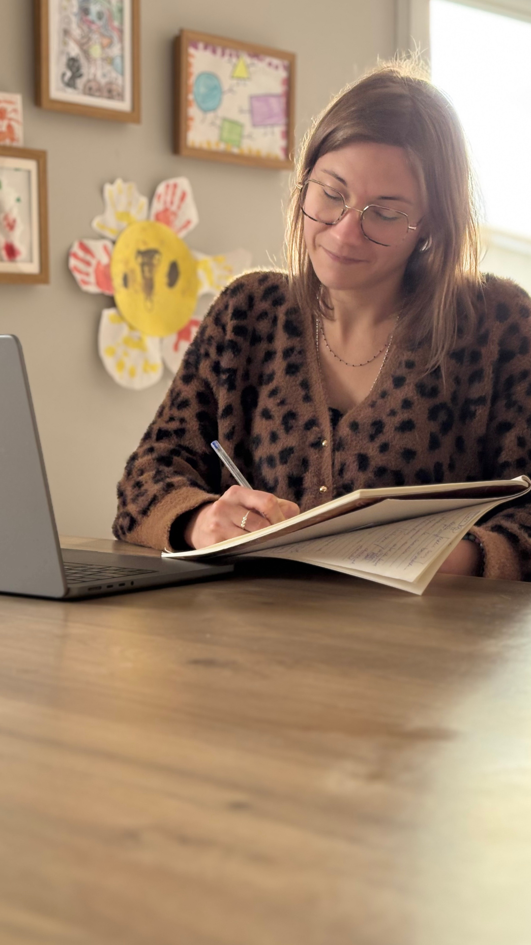 Sarah Saquet écrivant dans un carnet